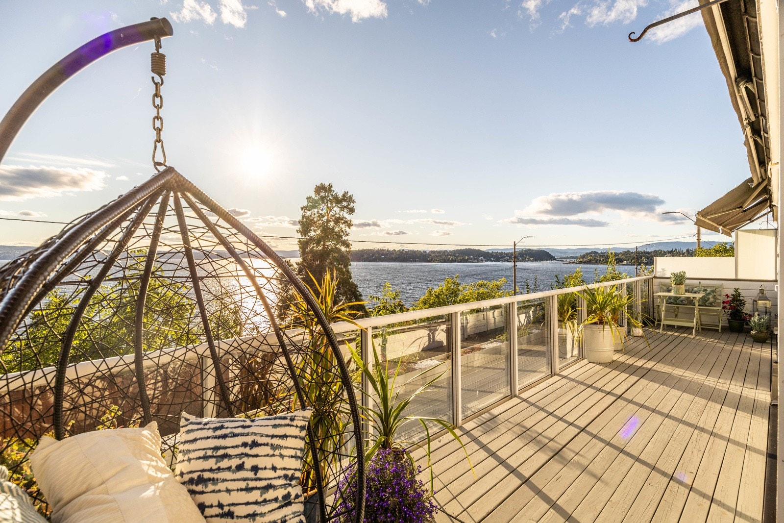 Det er upåklagelige solforhold på terrassen og i hagen. Galleribilde