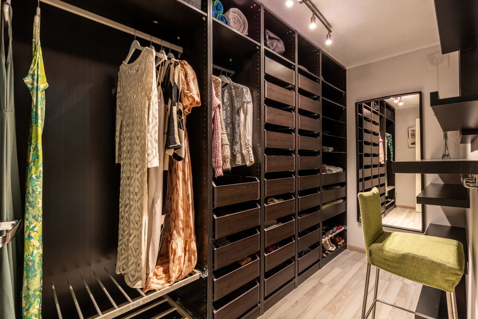 Tilknyttet rommet er en stor walk-in garderobe. Galleribilde