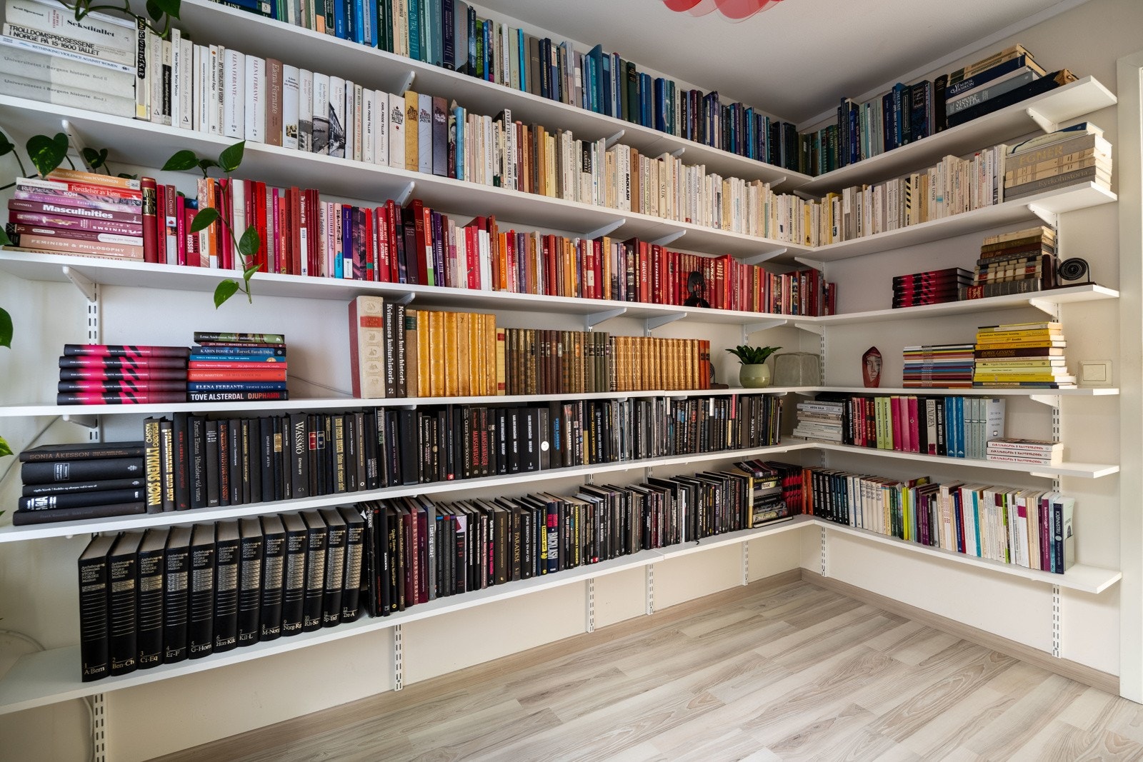 Dette benyttes i dag som hjemmekontor og bibliotek, men gjøres enkelt om til et hyggelig barnerom. Galleribilde