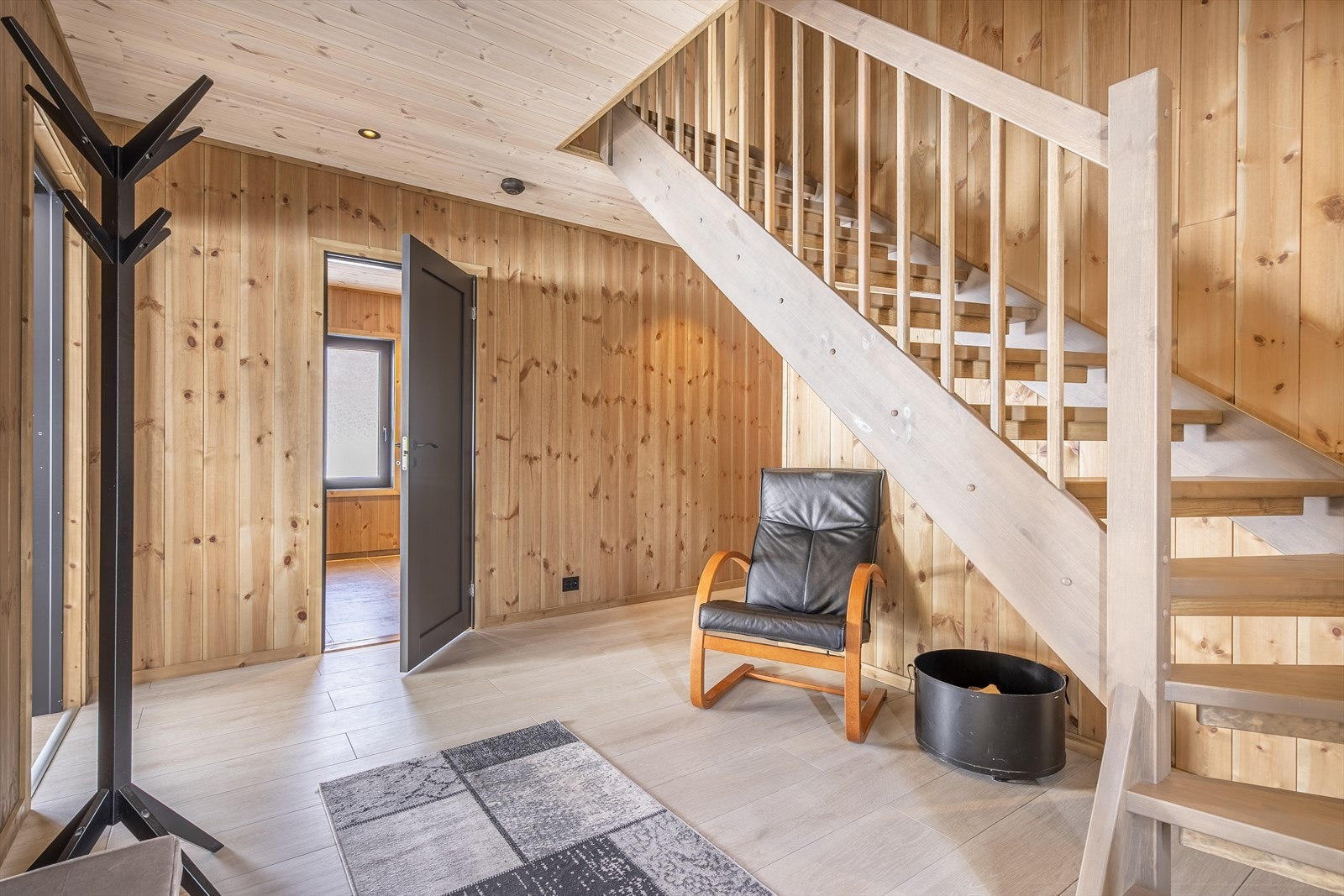 Velkommen inn! Luftig gang med fliser på gulv og naturligvis varmekabler Galleribilde