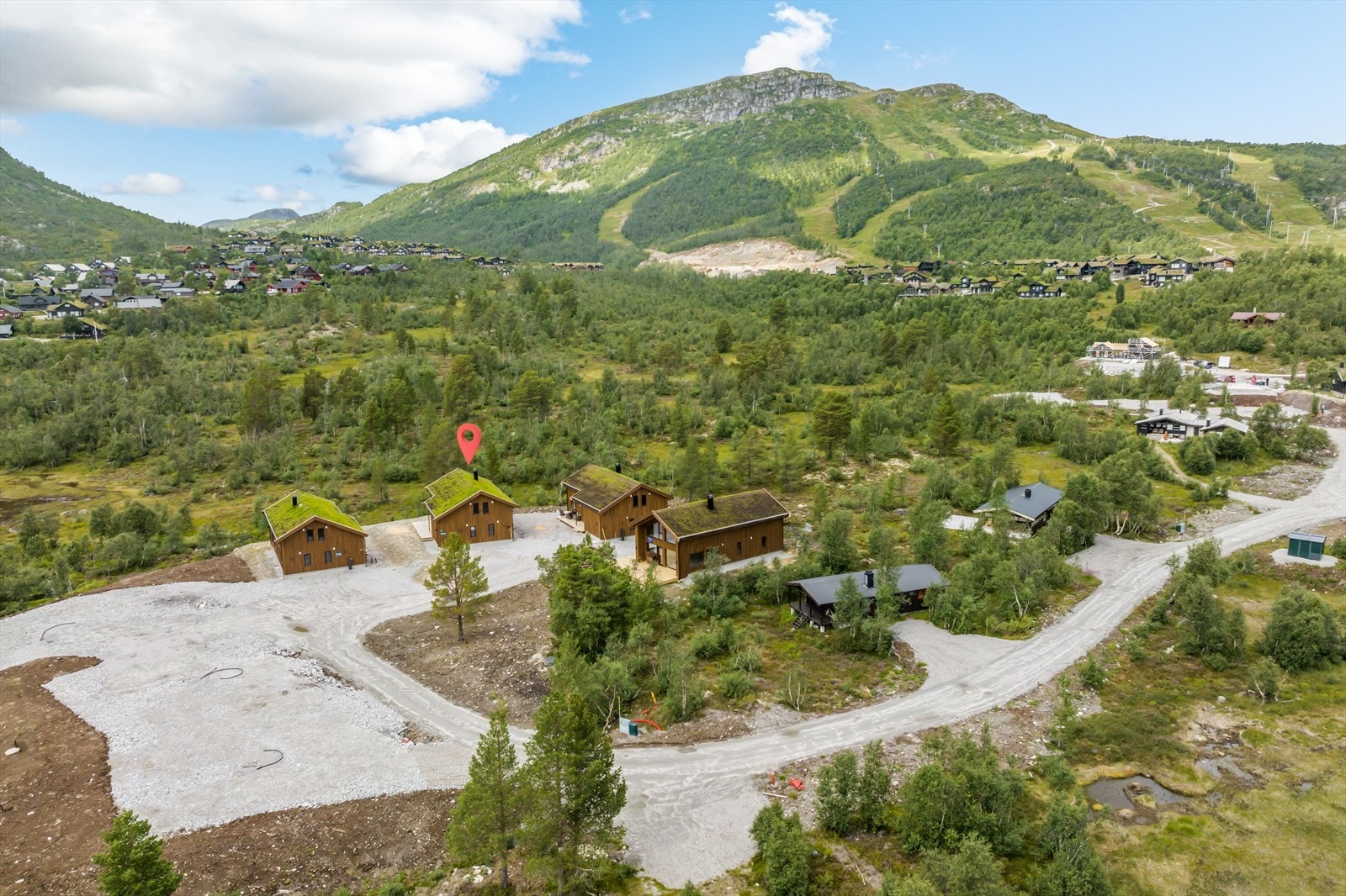 Populært beliggende med ypperlige solforhold - Front og uteområde mot friareal! Galleribilde