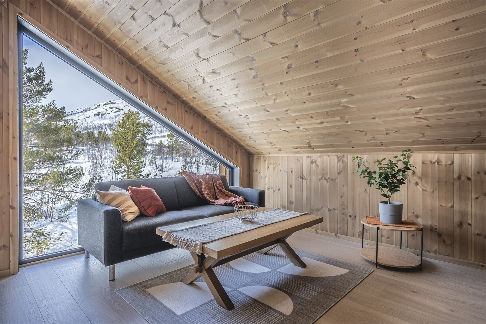 Loftstue med flott utsyn og godt med lysinnslipp Galleribilde