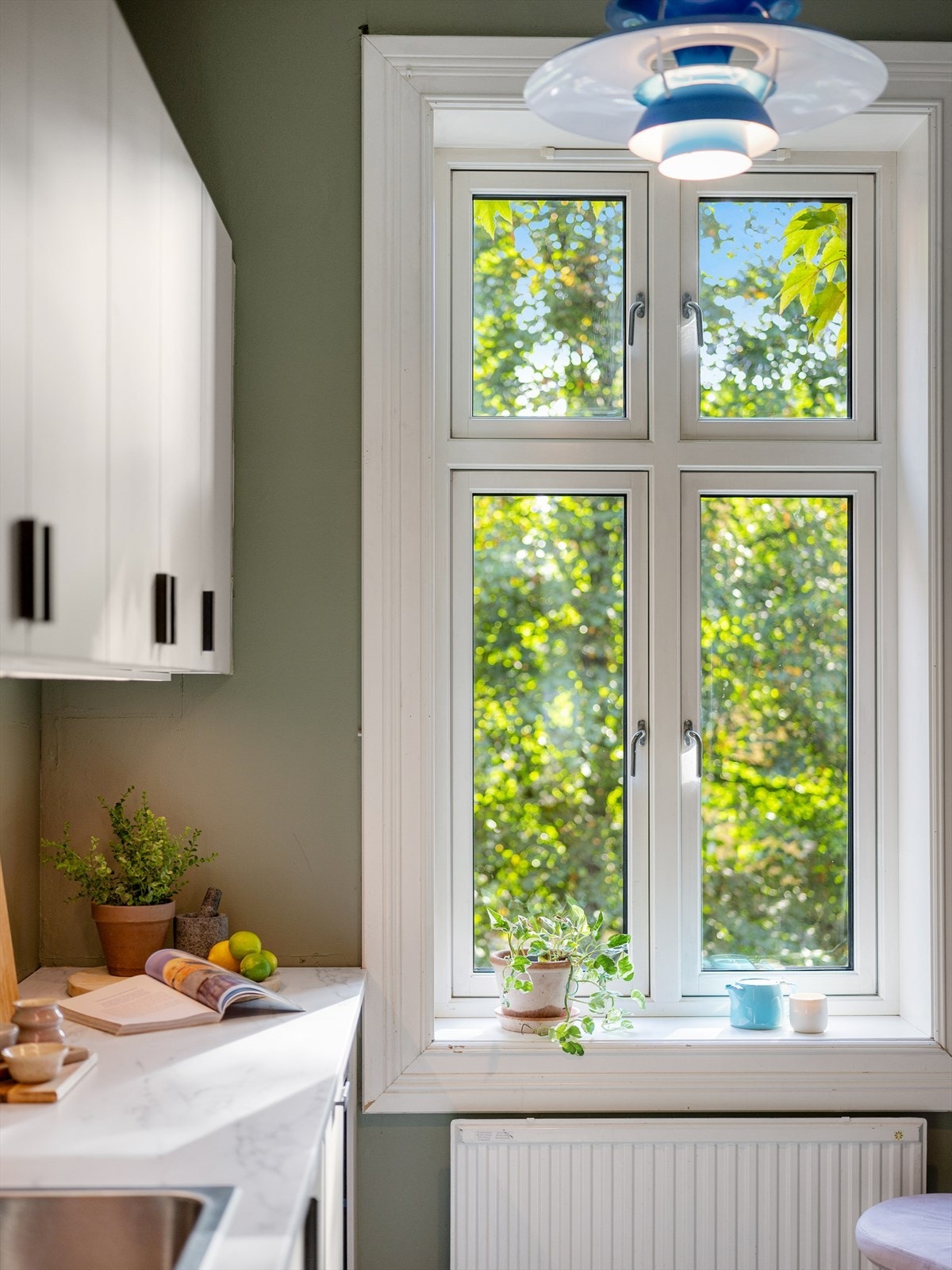 - Legg merke til de dype vinduskarmene og hyggelig utsikten - Det er lite til ingen innsyn - Galleribilde