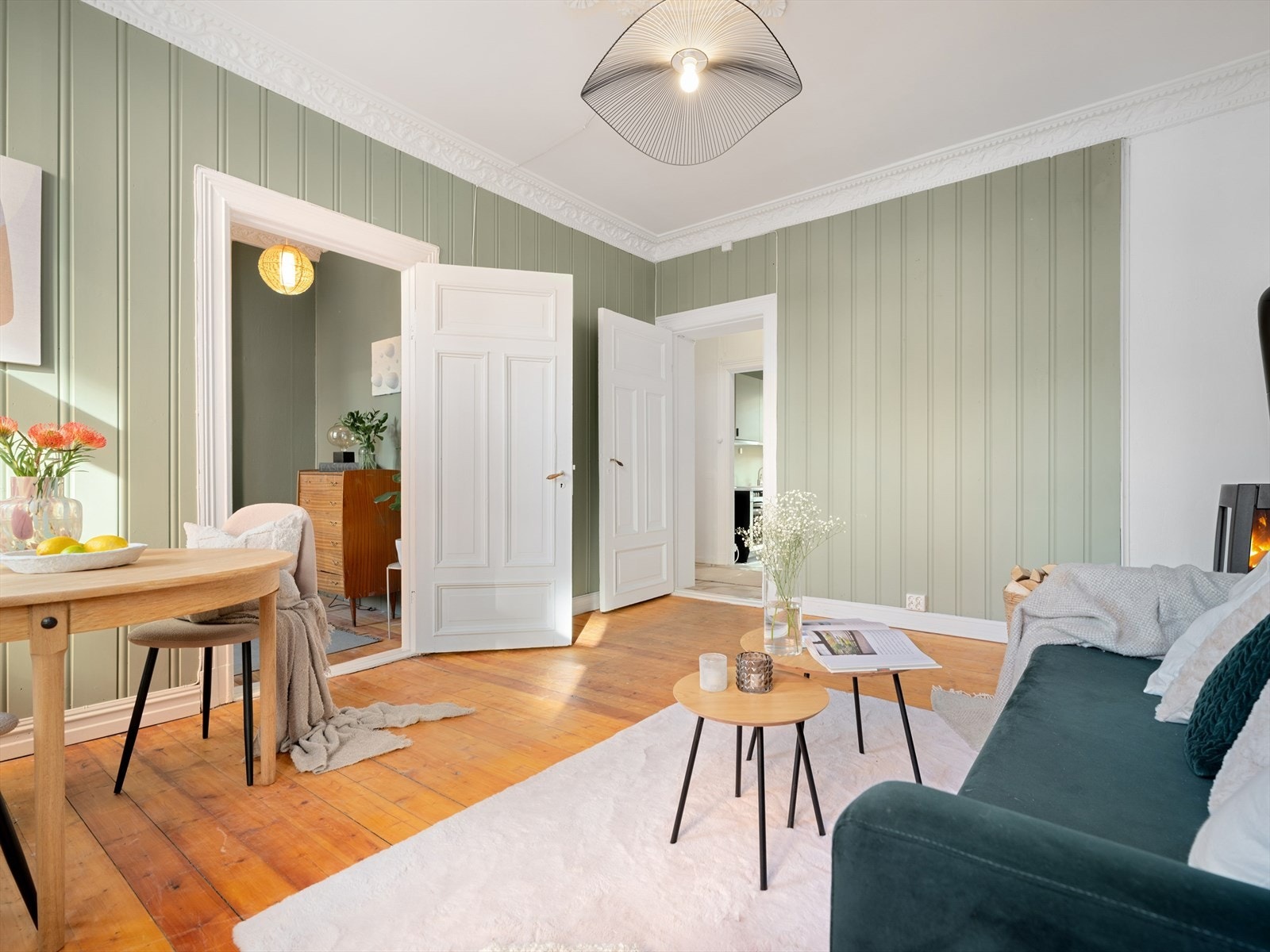 - Originale dører og gulv, og flott stukkatur og rosett i taket - Galleribilde