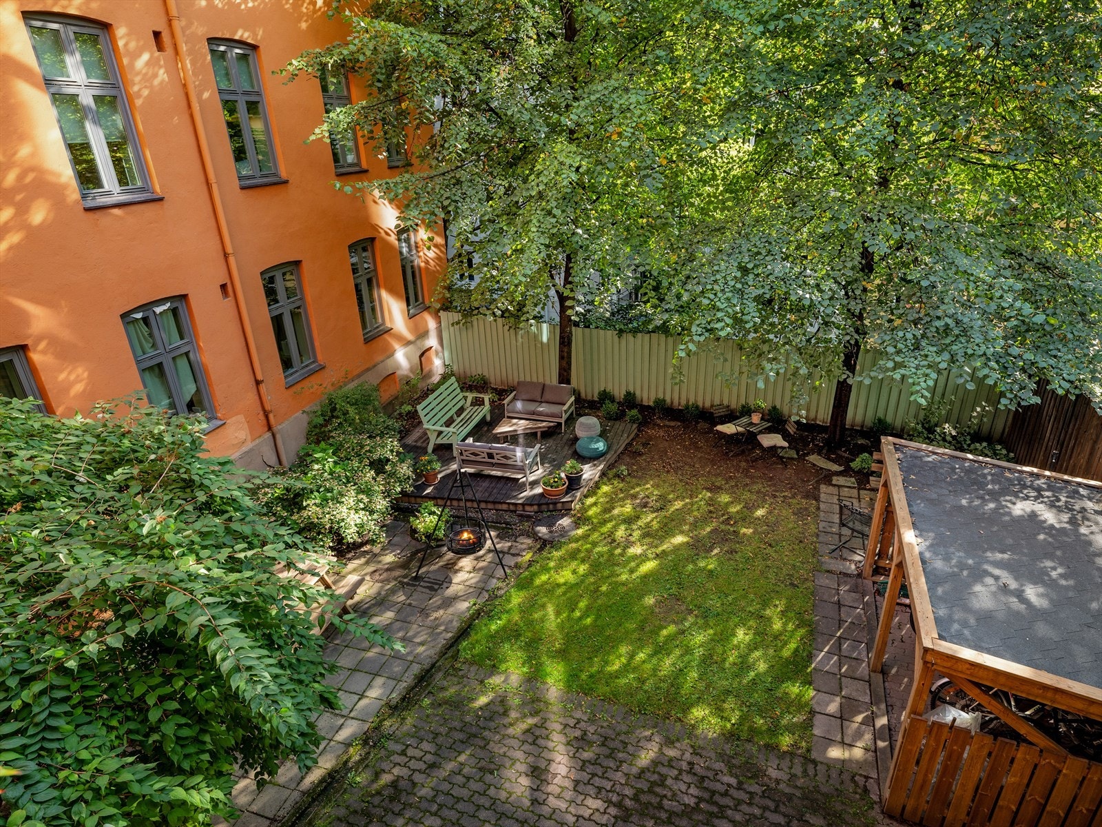 - Kjøkkenet og hovedsoverommet vender mot den rolige og lukkende bakgården og har morgen sol - Galleribilde