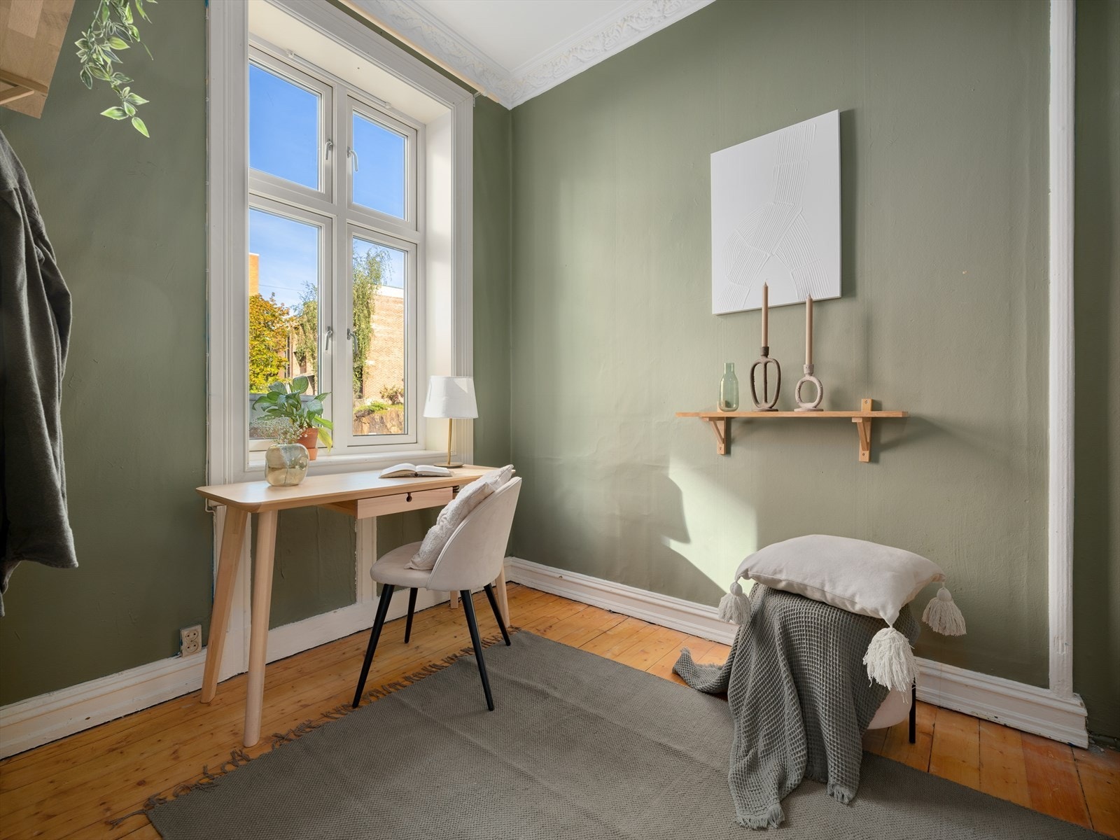 - Soverom 2 gir en god romfølelse, og har stukkatur og rosett - Galleribilde