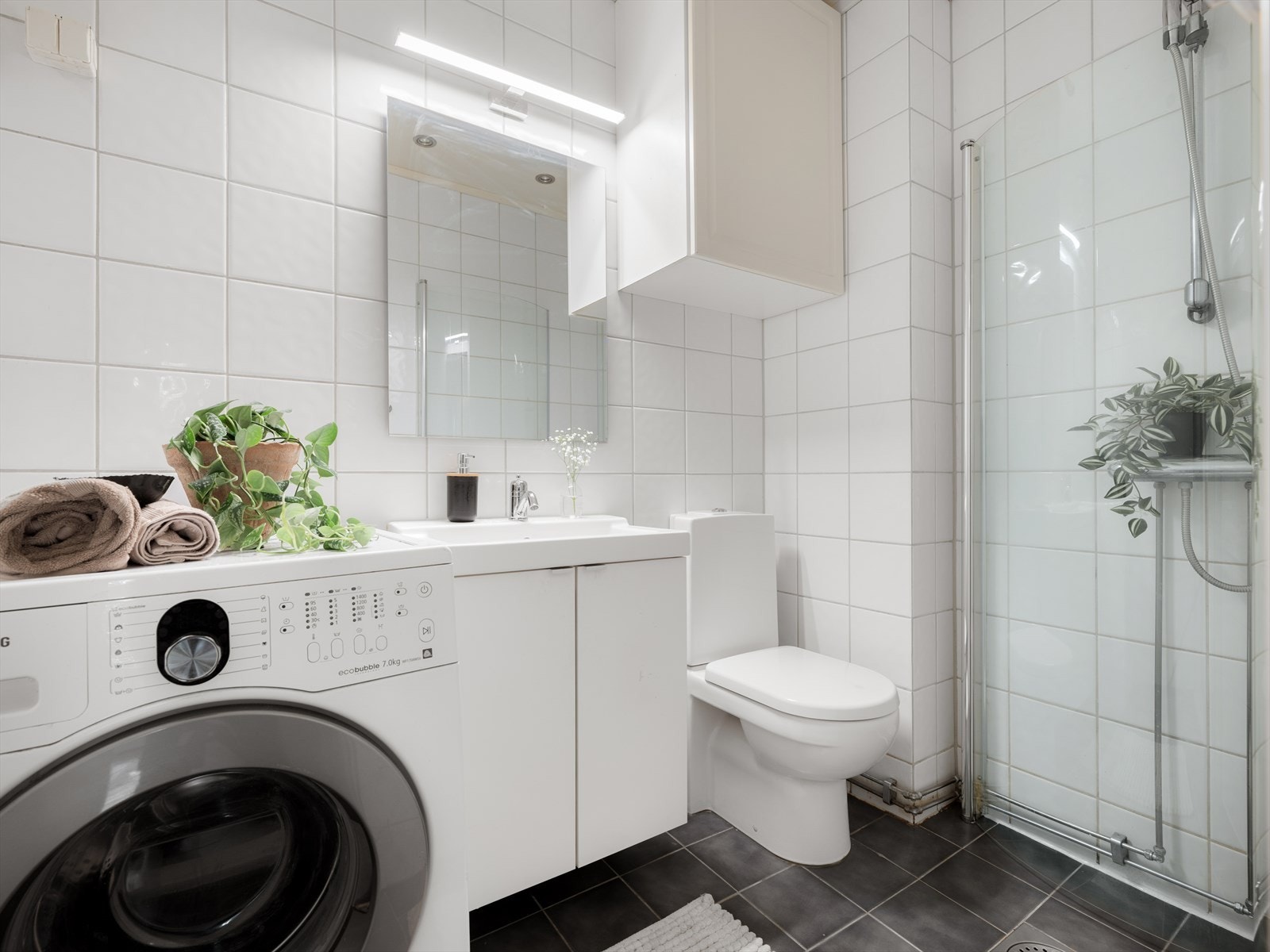 - Pent flislagt baderom med varme i gulv og opplegg for vaskemaskin - Galleribilde