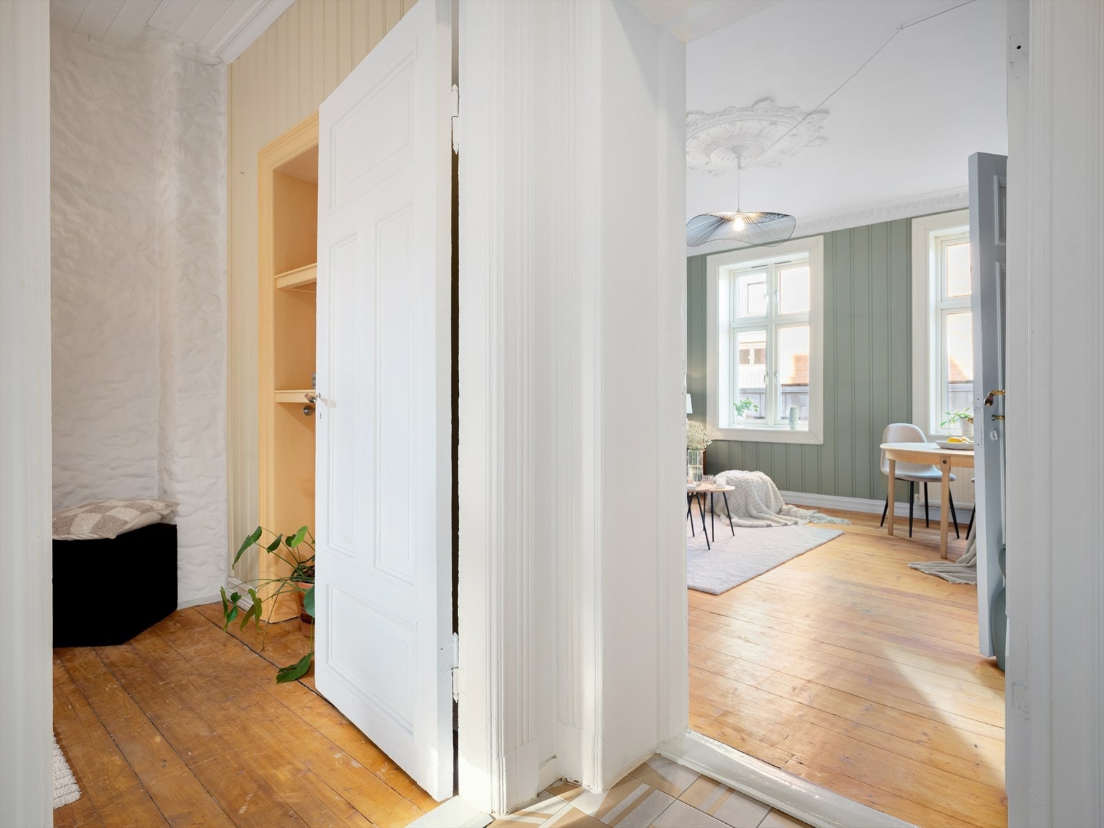 - Legg merke til de klassiske detaljene som rosett, stukkatur, dekorative murvegg og det originale tregulv - Galleribilde