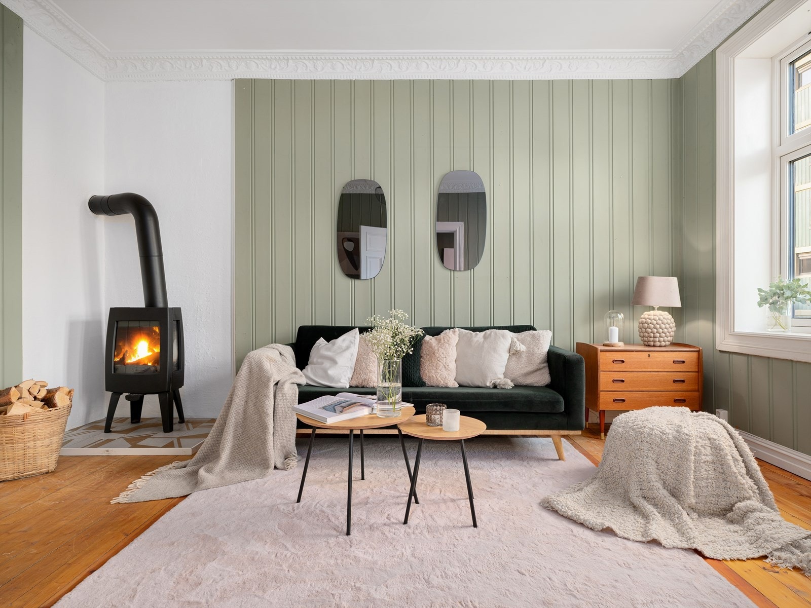 - Takhøyden er målt til ca. 2,90 meter, og bidrar til en herlig romfølelse - Galleribilde