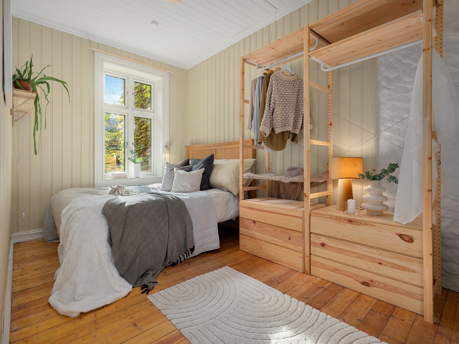 - Hovedsoverommet oppleves romslig og vendt mot den rolige bakgården - Galleribilde