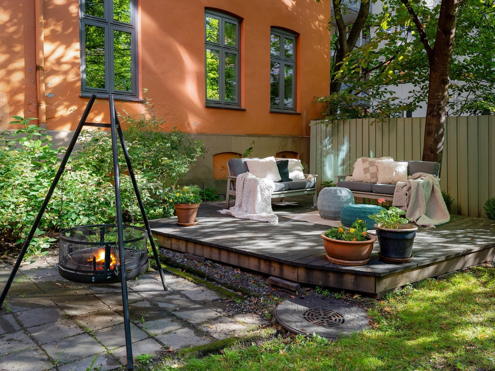 - Den lukkede bakgården er pent opparbeidet og ligger rolig til - Galleribilde