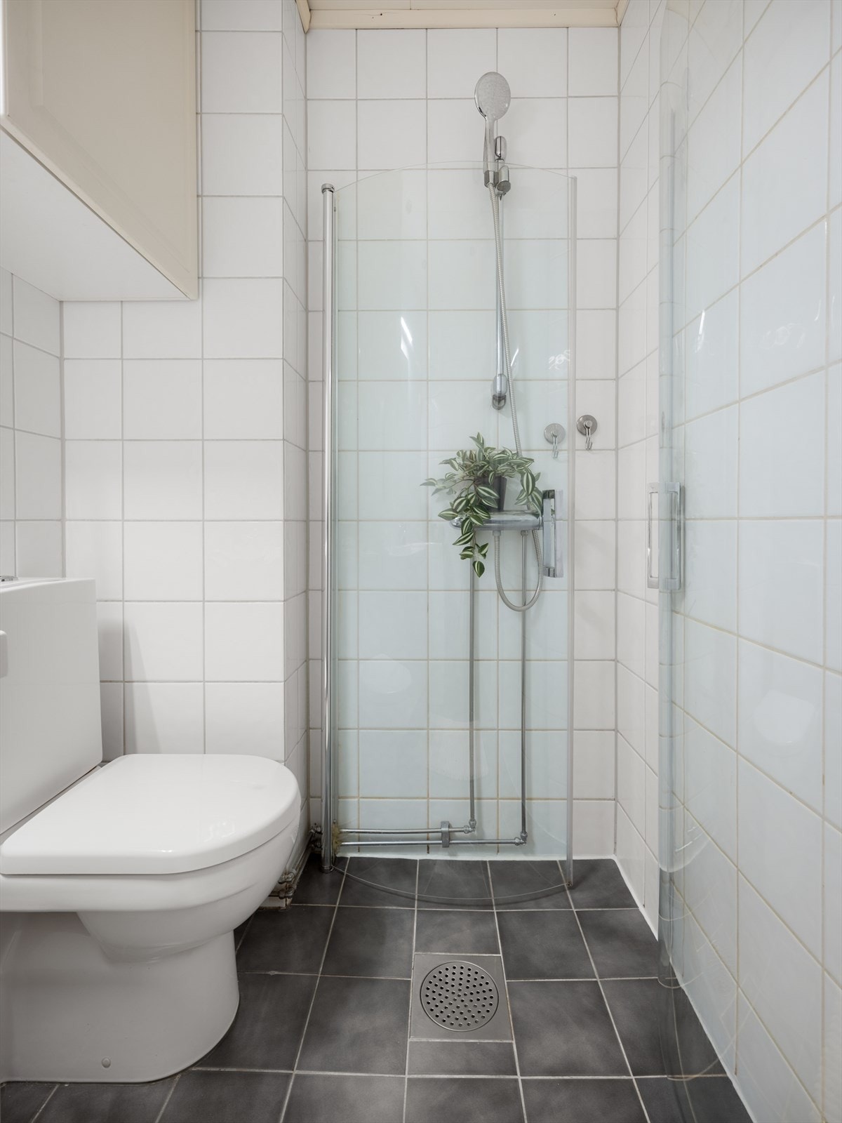 - Baderommet er utstyrt med servant, servantskap, wc, dusjhjørne og innfellbare dusjdører - Galleribilde