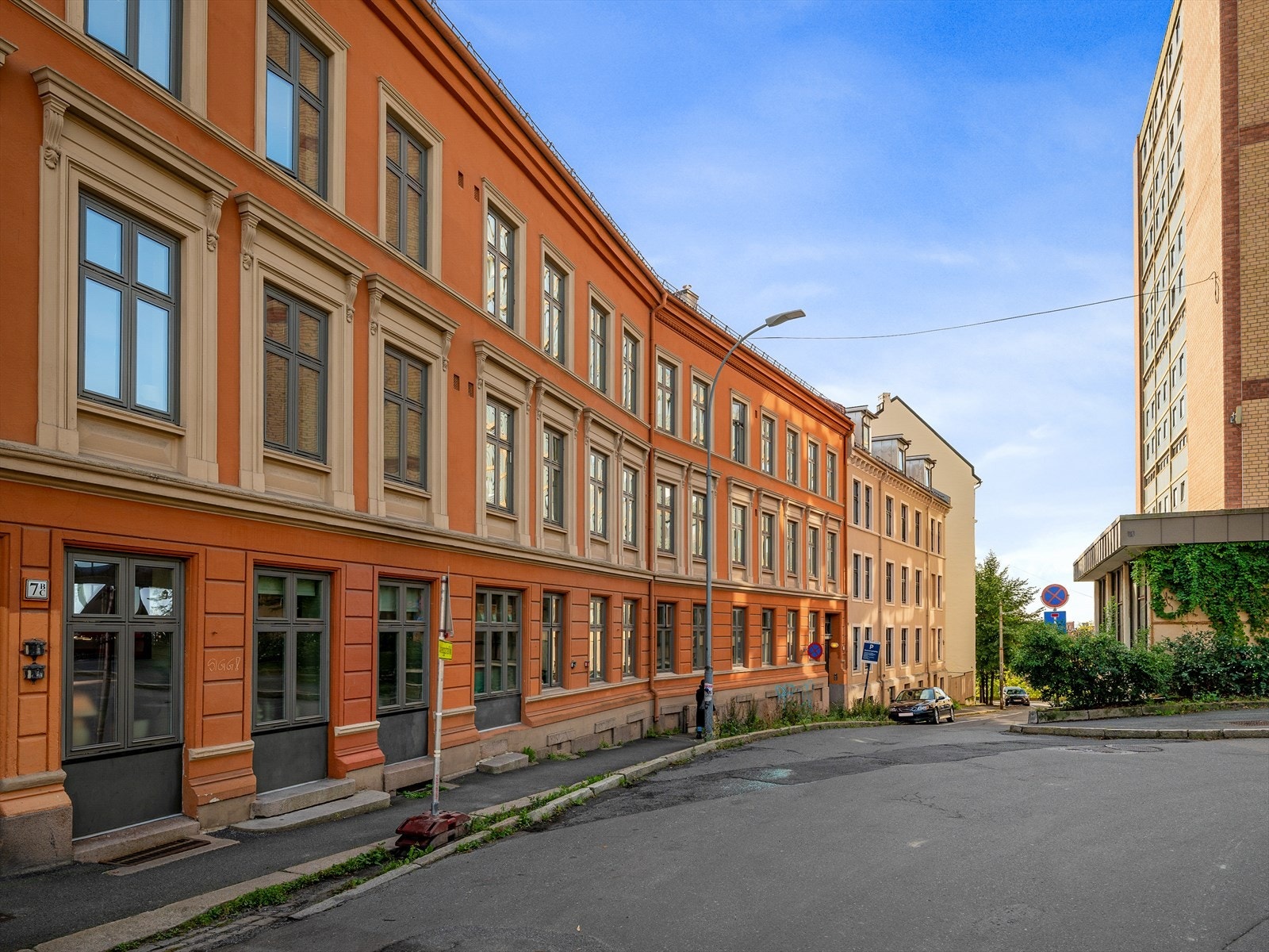 - Boligen ligger skjermet og rolige til inn i en blindgate med lite biltrafikk og få forbipasserende - Galleribilde