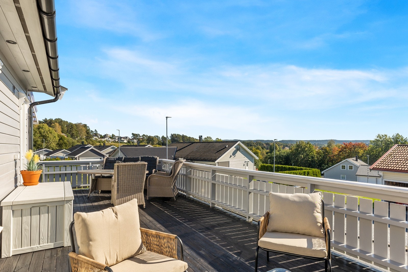 Sydvendt, romslig veranda - solrikt! Galleribilde