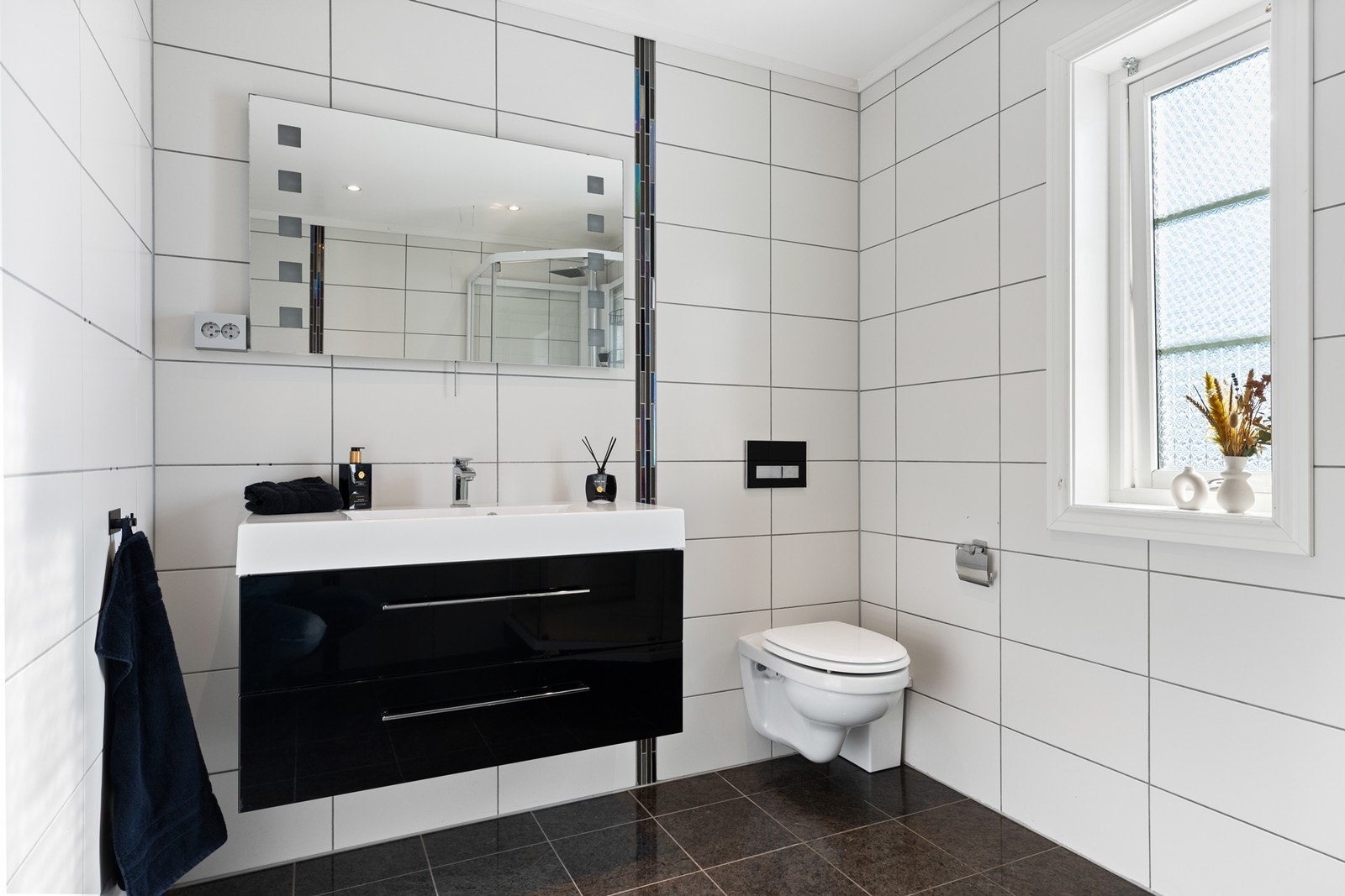 Pent, flislagt bad med varmekabler Galleribilde