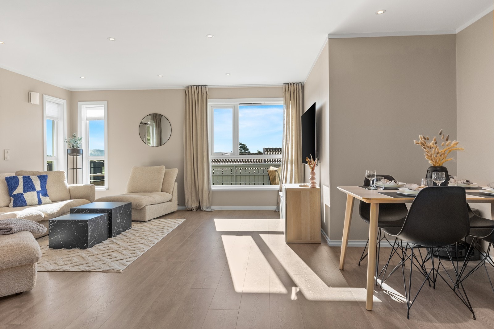 Moderne, behagelige farger og mye lys i stuen Galleribilde