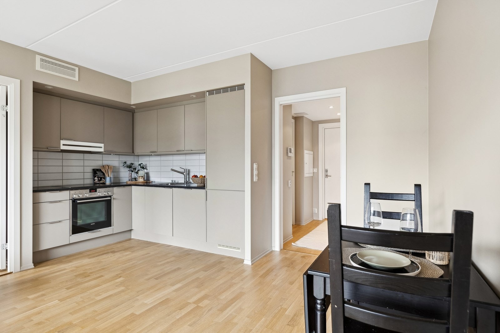 Kjøkken med integrerte hvitevarer Galleribilde