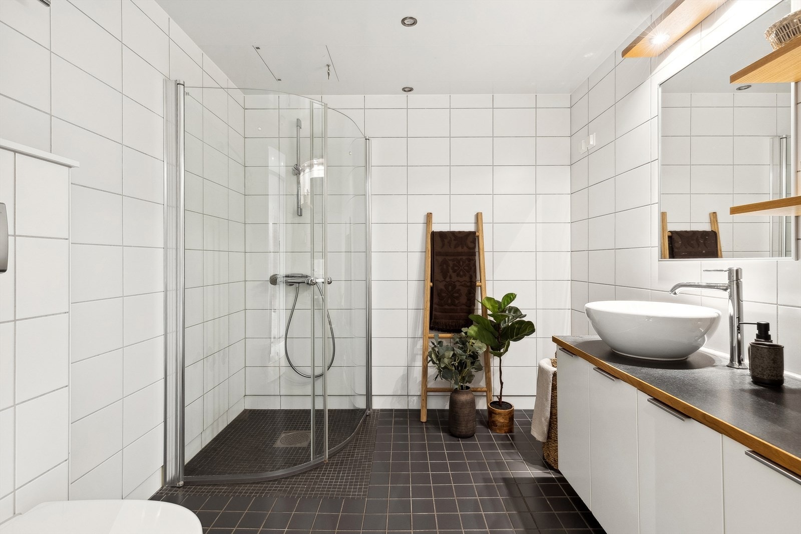 Bad med opplegg for vaskemaskin og tørketrommel Galleribilde