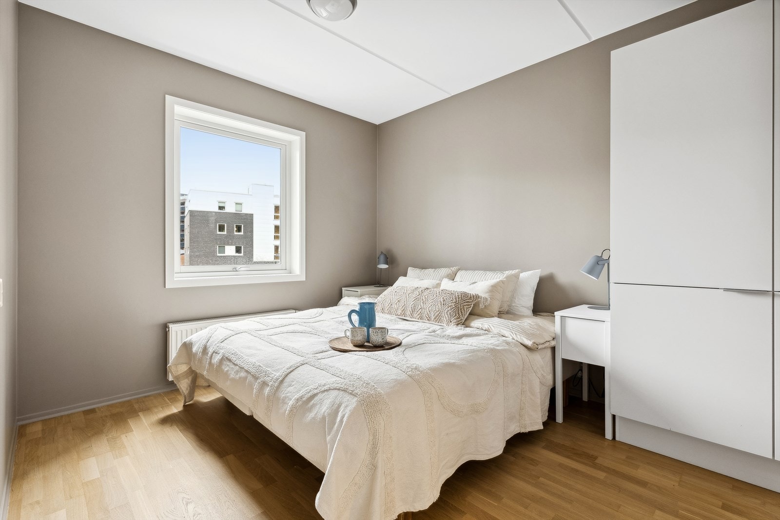 Romslig soverom med inngang til bod/garderobe Galleribilde