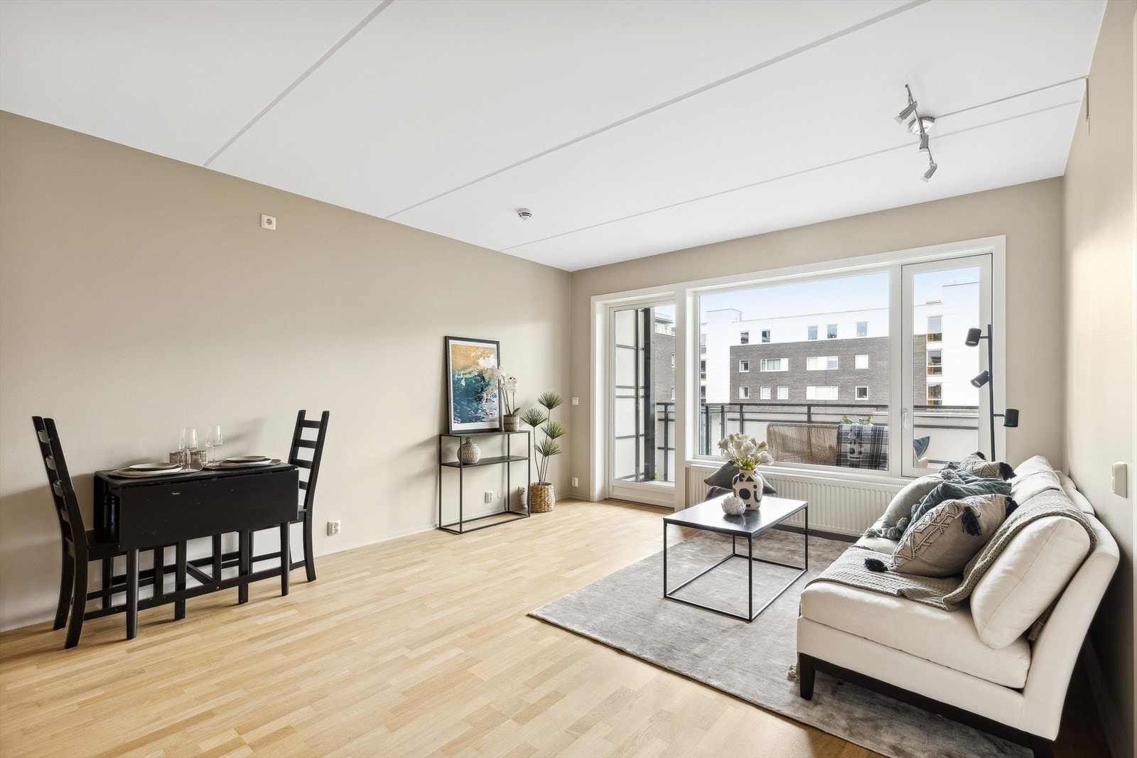 God plass for både sofagruppe og spisebord Galleribilde