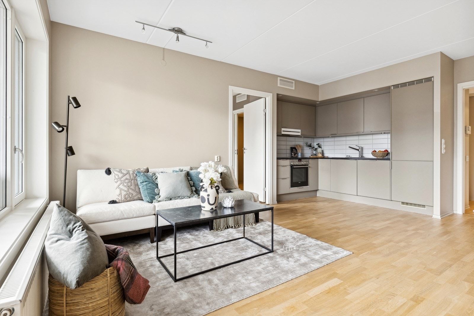 Stue og kjøkken i åpen løsning Galleribilde