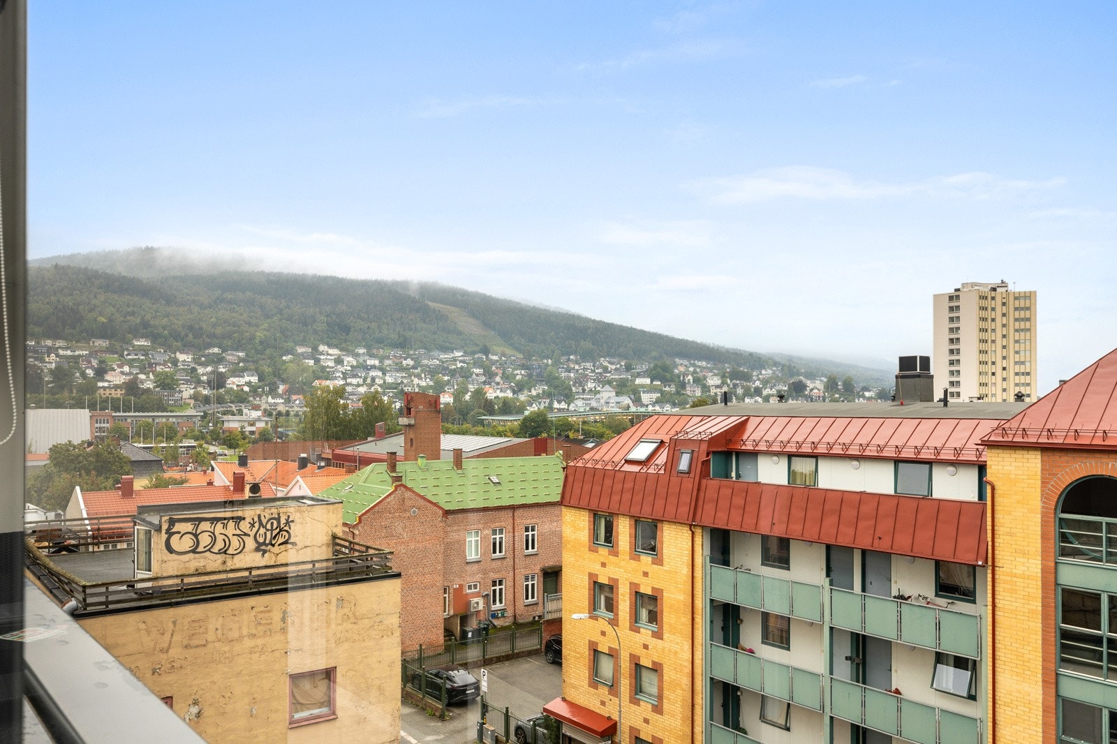 Beliggenheten i 5. etasje gir flott utsikt fra balkongen. Galleribilde
