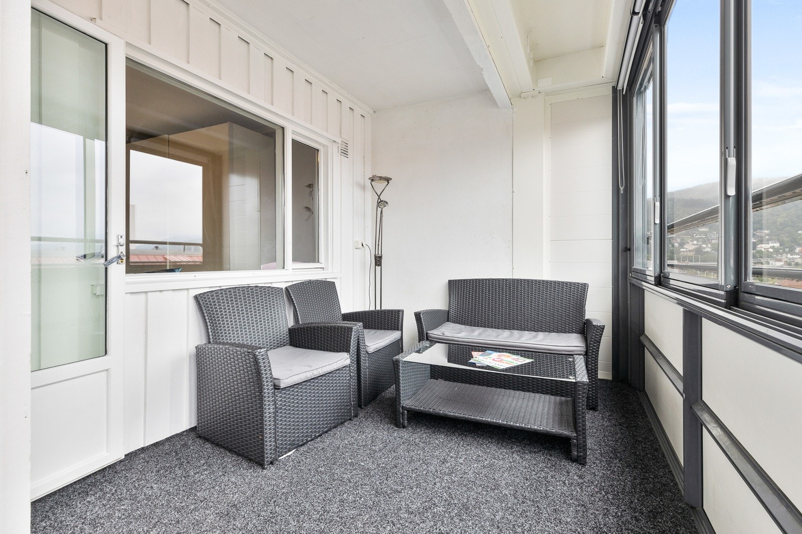 En fin forlengelse av stuen med plass til sittegruppe og spisebord. Galleribilde
