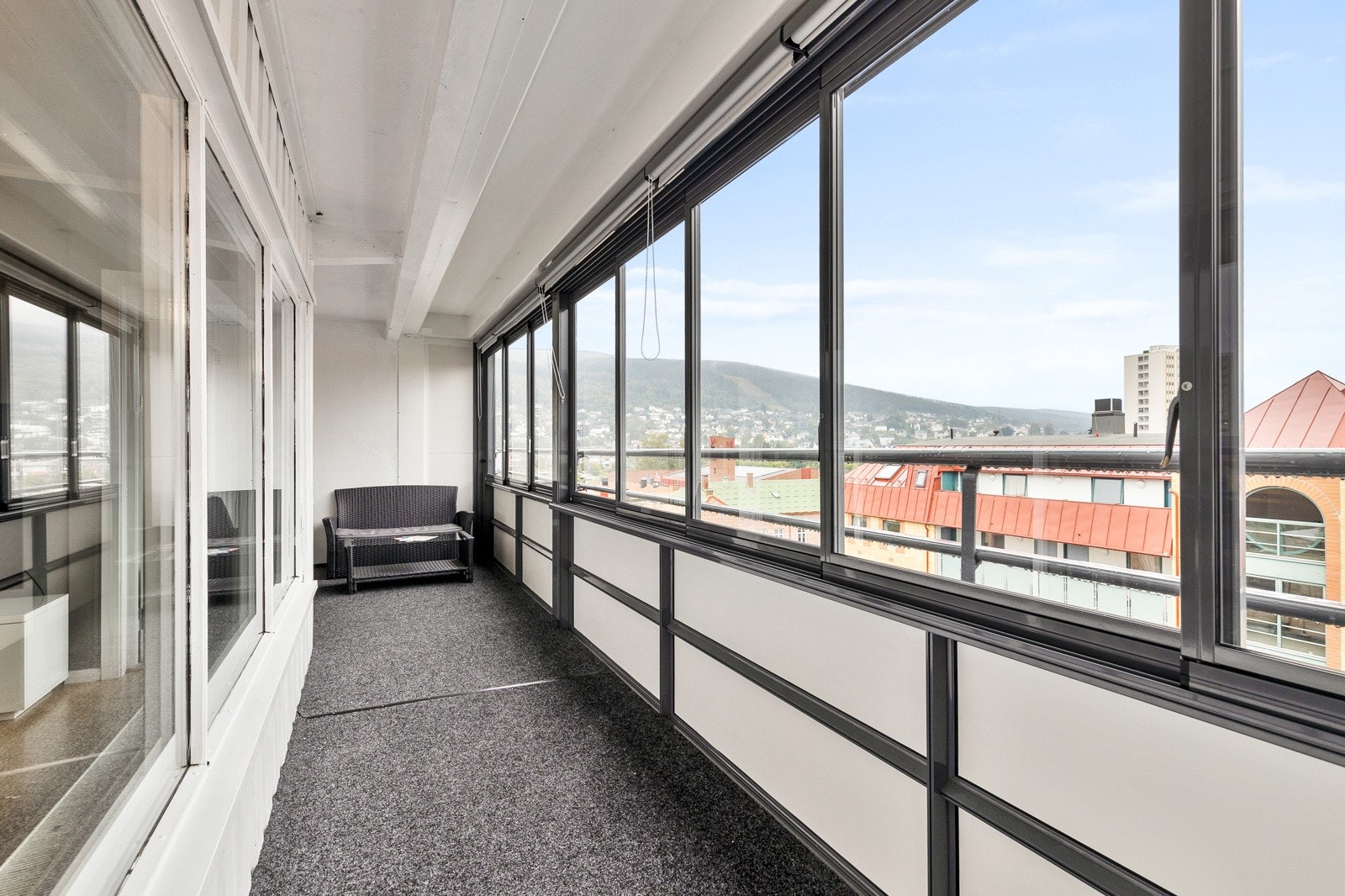 Balkongen måler ca. 13 m² og strekker seg utenfor stue/spisestue. Galleribilde