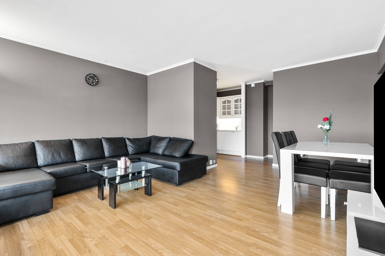 I stue/spisestue er det plass til å innrede både sofagruppe og spisebord. Galleribilde