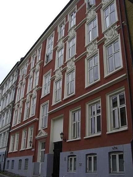 Frontfasade; Eiendommen ventet ut mot stille gatetun/bakgård. Galleribilde