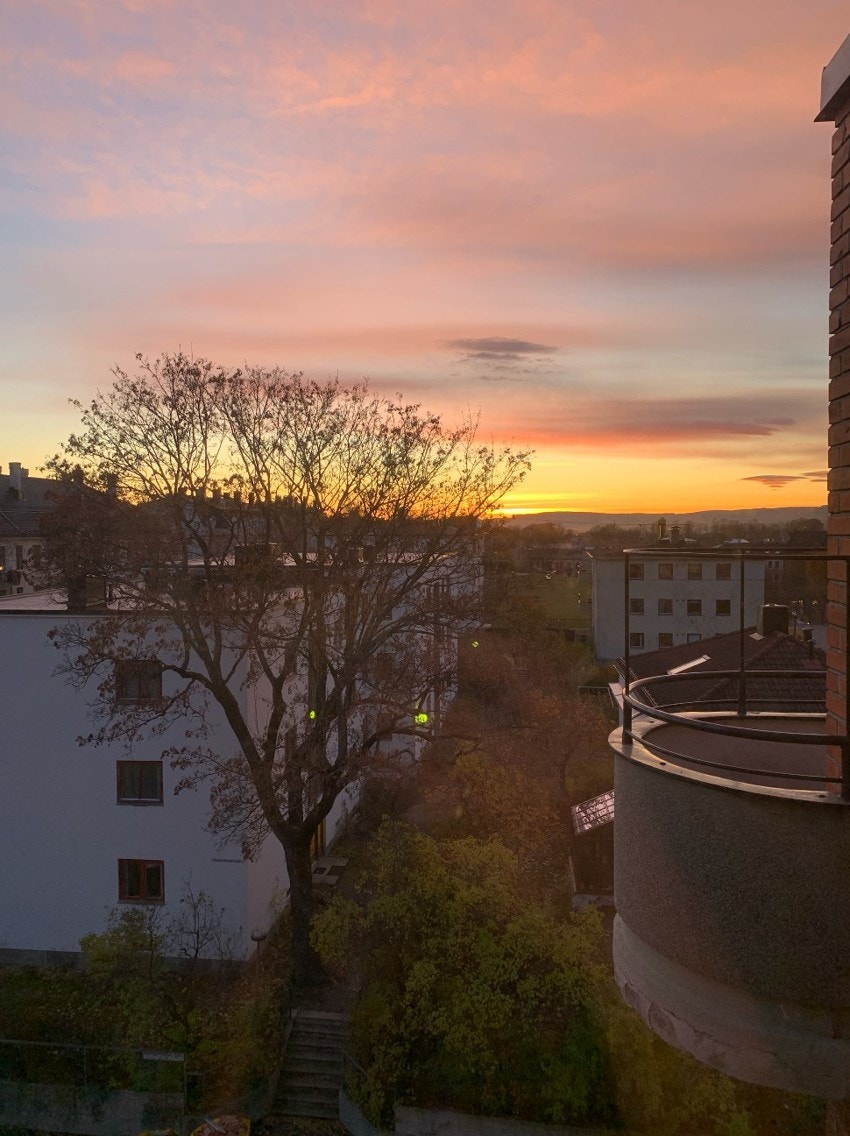Området er idyllisk med tennisbane og fine parker like ved. Fra leiligheten er det vidt utsyn til bebyggelsen. Galleribilde