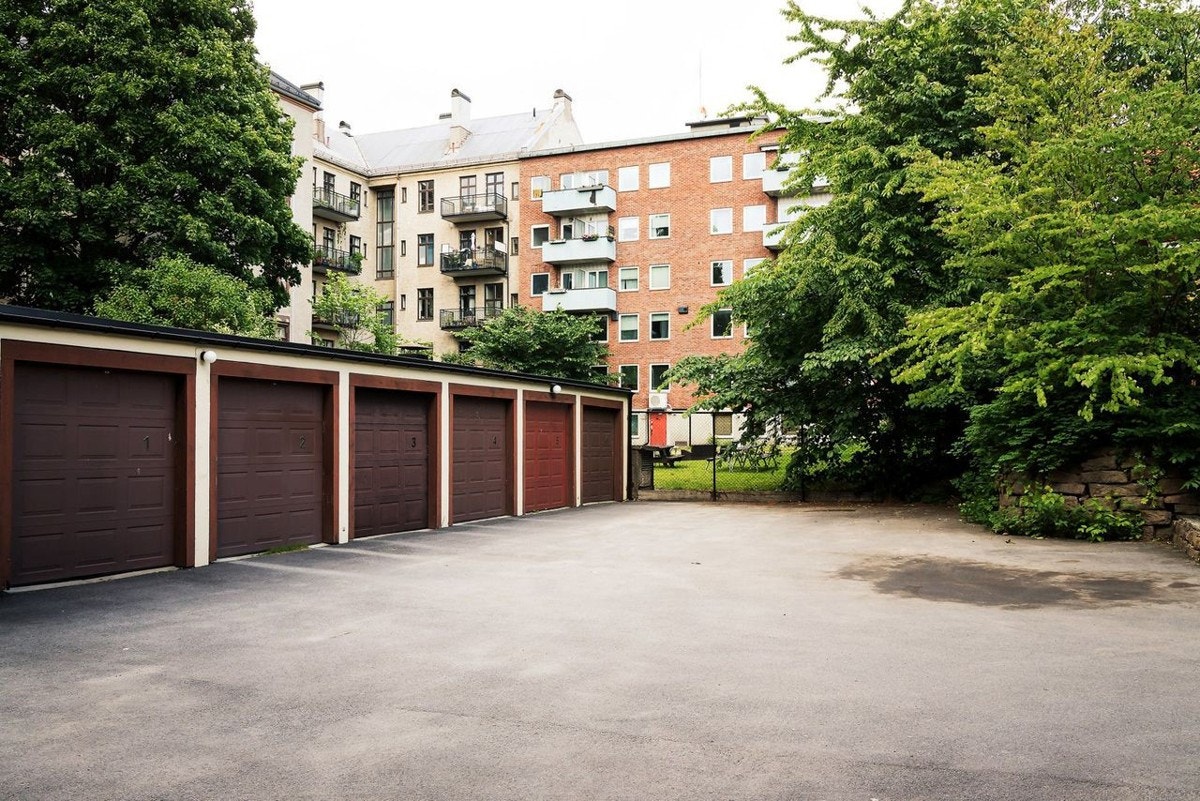 Leiligheten ligger høyt plassert, midt i byggets toppetasje.Soverommene vender ut mot den rolige bakgården. Galleribilde