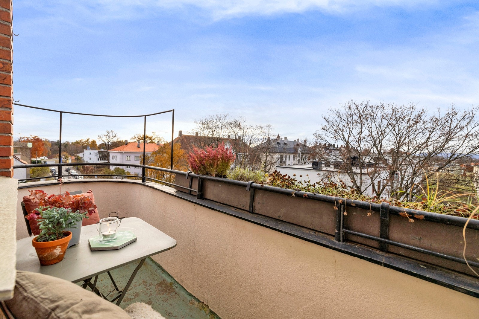 Det er plass til kafésett eller lignende på uteplassen. Her kan kveldssolen nytes med noe godt i glasset. Galleribilde