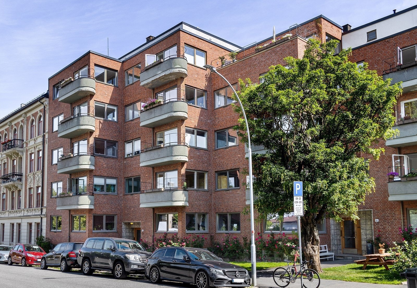 Bygården har en fin forhage med plen, rosebusker og sittebenker. Bakgården er asfaltert og bygget er forblendet i tegl. Galleribilde