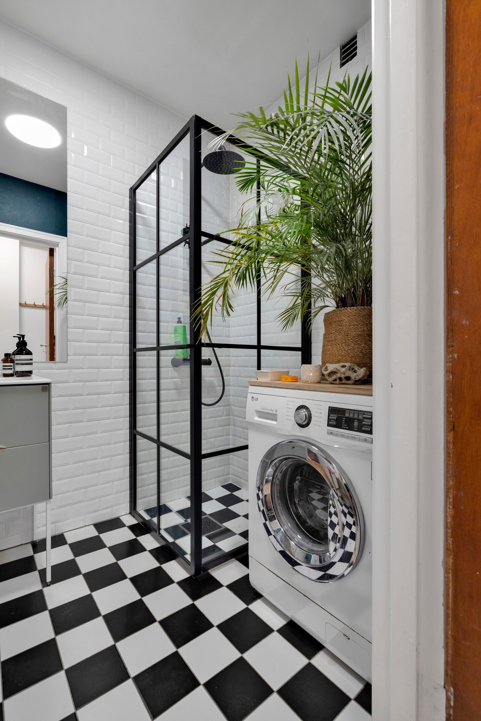 Badet ble pusset opp i 2019 og har et lekkert dusjhjørne med regnfallsdusj, hånddusj og glassdører, alt i trendy sort. Galleribilde