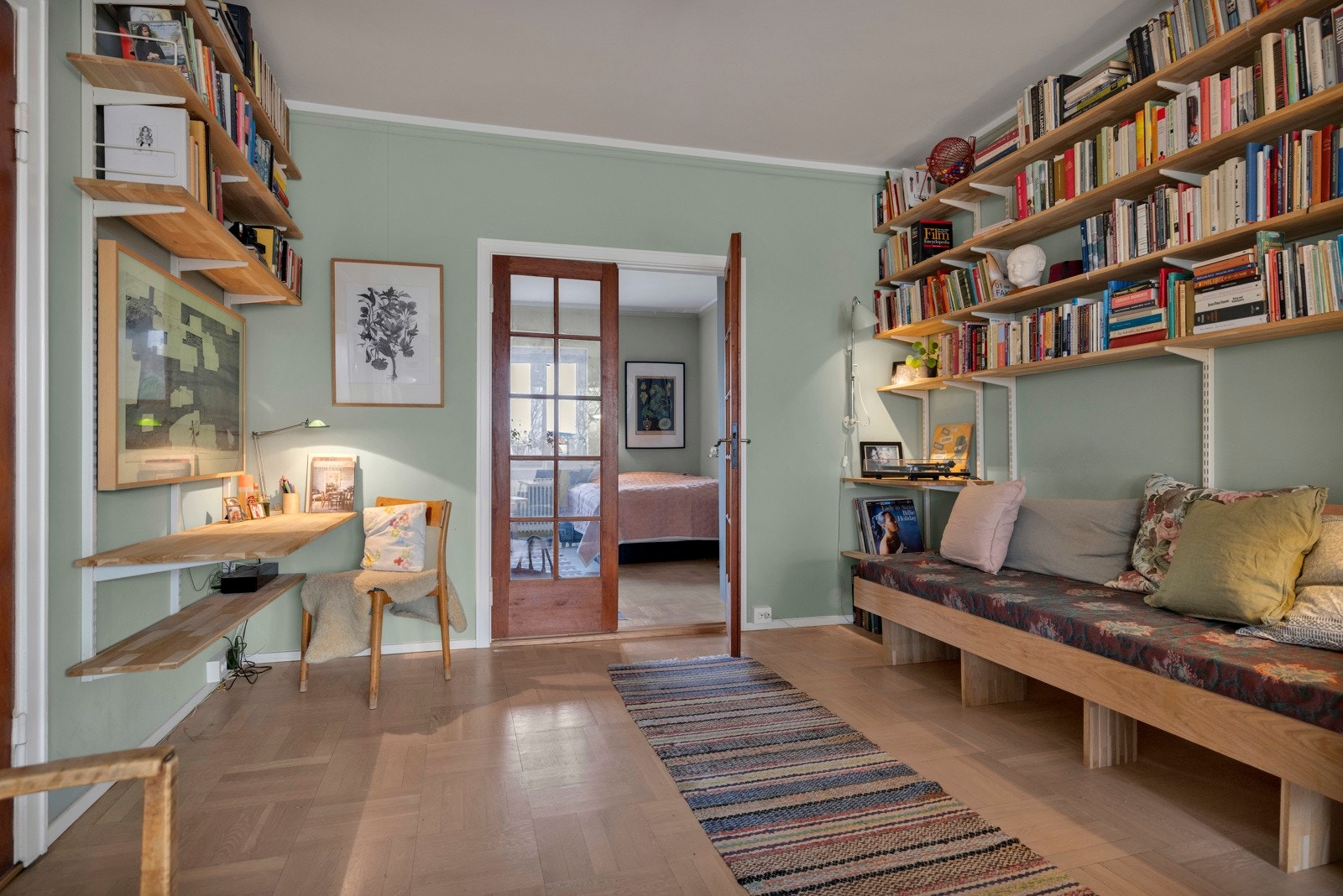 Fra stuen er det tofløyet dør med glassfelt inn til det største soverommet. Galleribilde