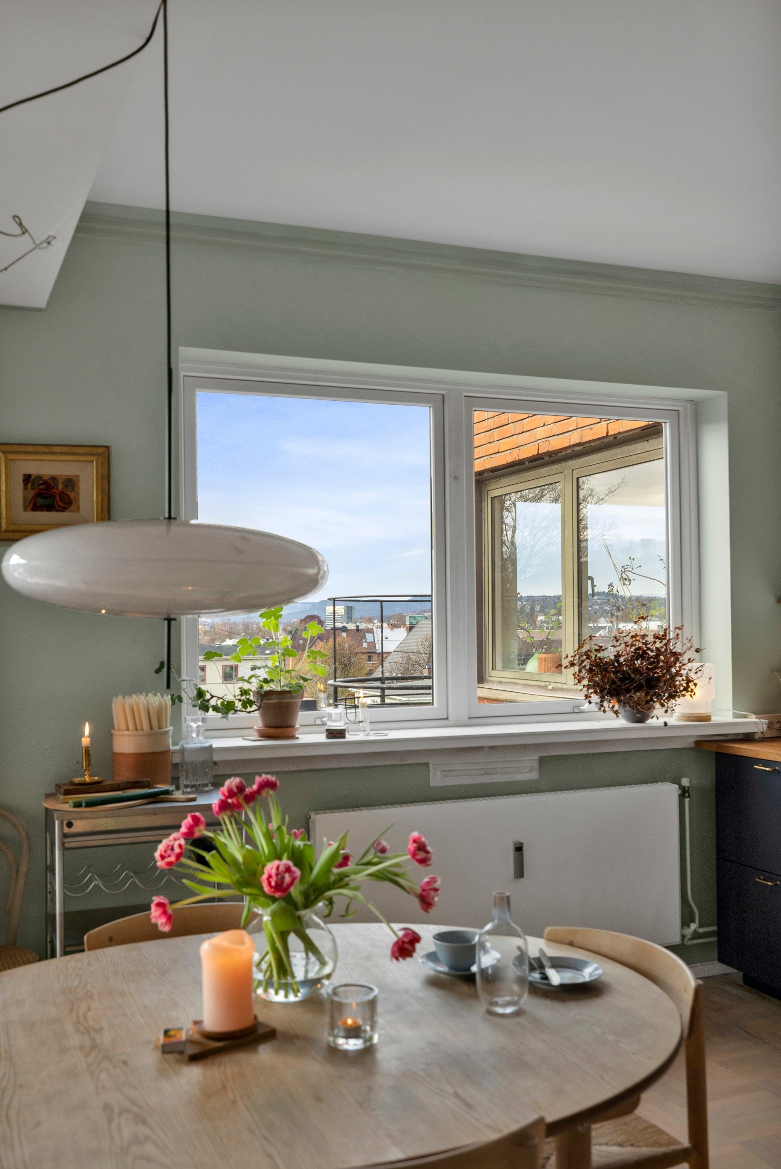 Leiligheten varmes opp med radiatorer tilknyttet fellesanlegg. Dette sørger også for varmt tappevann. Galleribilde