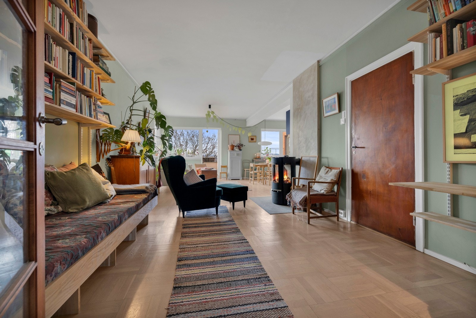 Stuen får ekstra hygge fra en moderne peisovn med glass på tre sider. Galleribilde