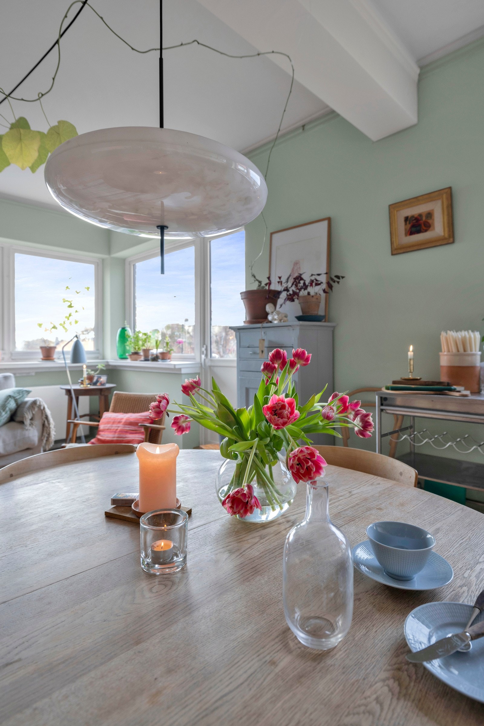 Stuesonen er malt i en lys mintfarge og det er original stavparkett som er slipt og lyslakkert på gulv. Galleribilde