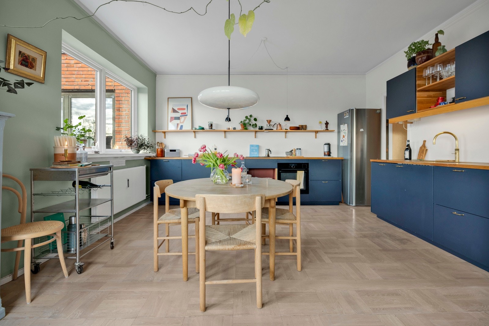 Kjøkkenet fikk ny innredning i 2019 med skrog fra Ikea, stilige fronter fra Noremax og benkeplate i eik. Galleribilde