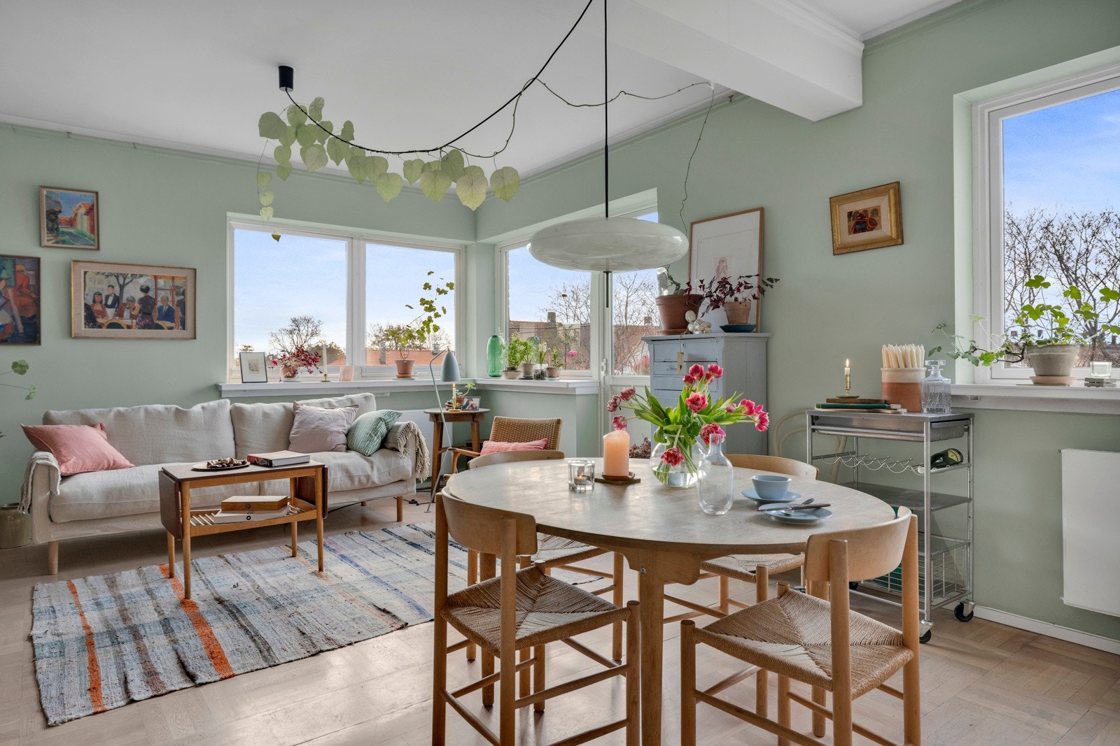 Stuen er lys og luftig med takhøyde på 2,72 meter og har godt med dagslys fra vinduer på to sider. Galleribilde