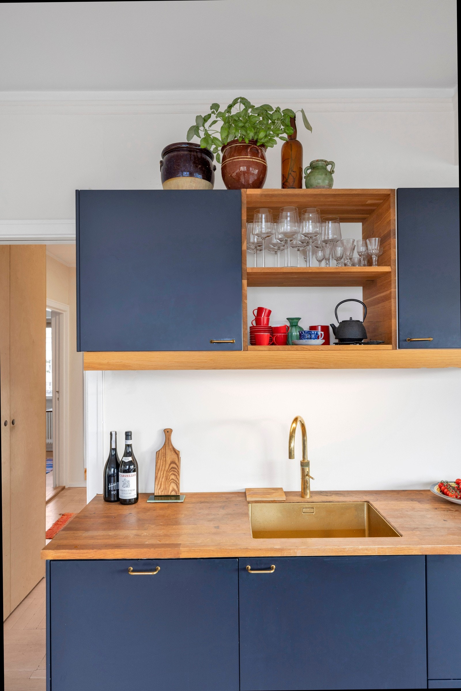 Håndtak, vaskekum og kran er i stilig messing. Kranen har Quooker-funksjon som gir kokende vann. Galleribilde