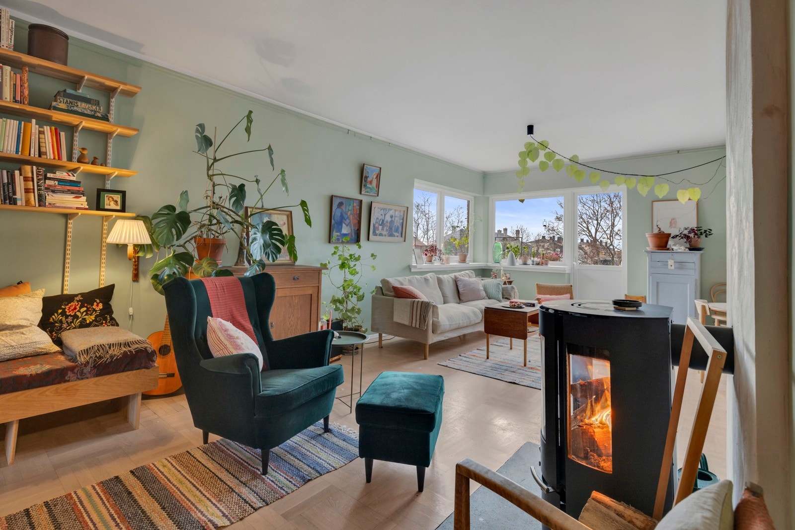 Bokhyllen er konsollhyllen Sparring fra Norrgavl, med hylleplater i eik. Hjemmelaget sittebenk i eik under. Begge deler følger leiligheten om ønskelig Galleribilde