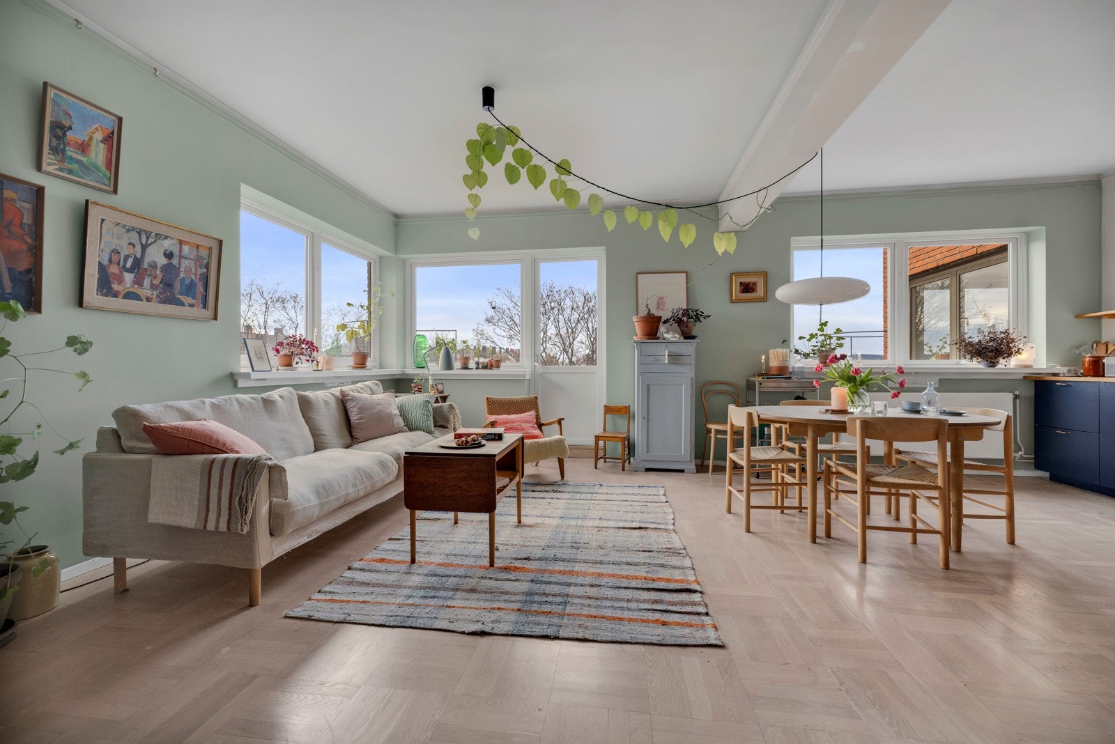 Stuen har god møbleringsfrihet med plass til et sosialt liv. Galleribilde