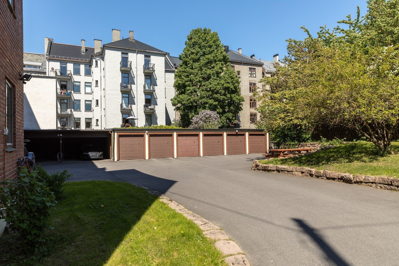 Til leiligheten følger en garasjeplass i garasjerekke. Galleribilde