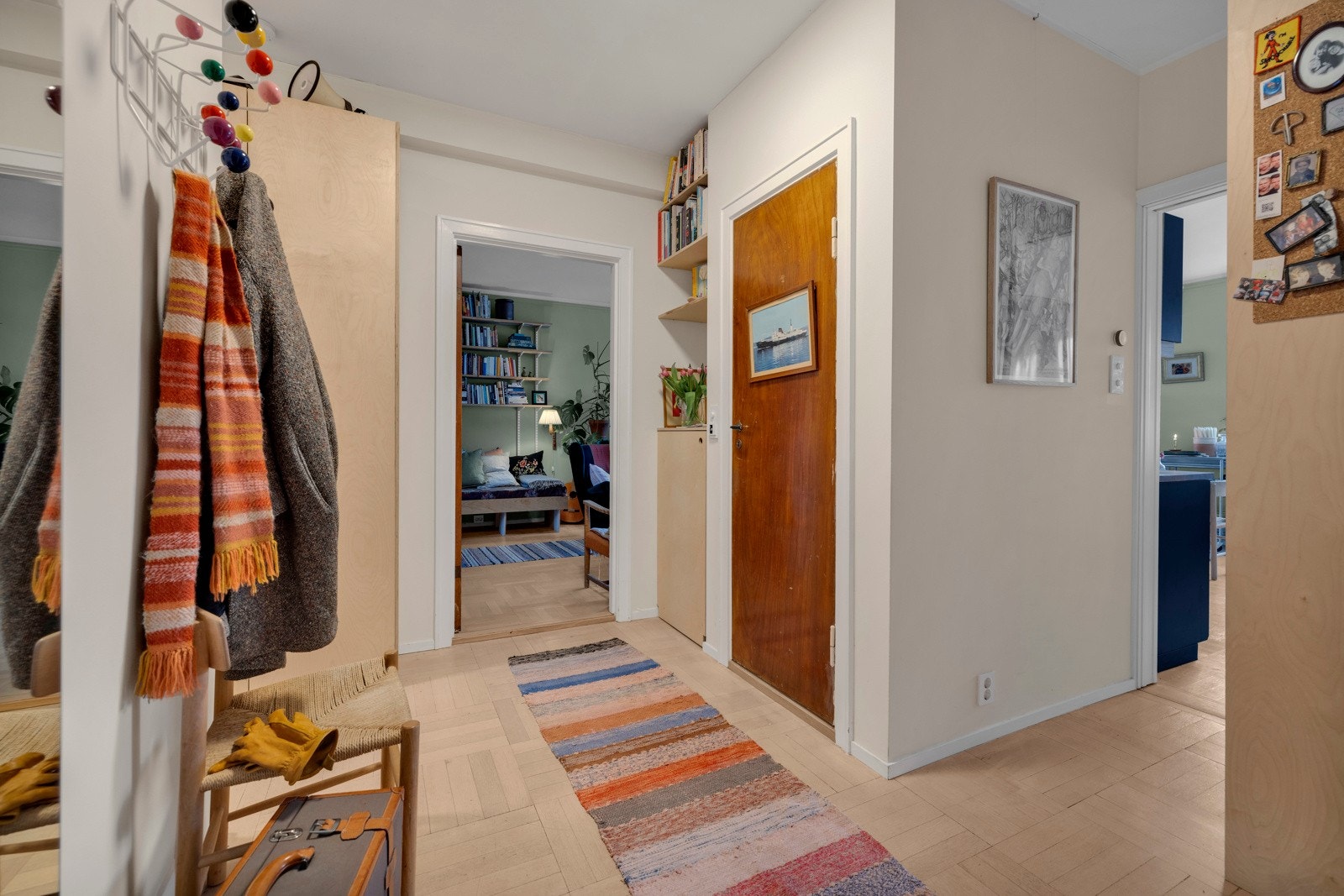 Leiligheten har en fin kombinasjon av originale elementer og moderne design. Galleribilde