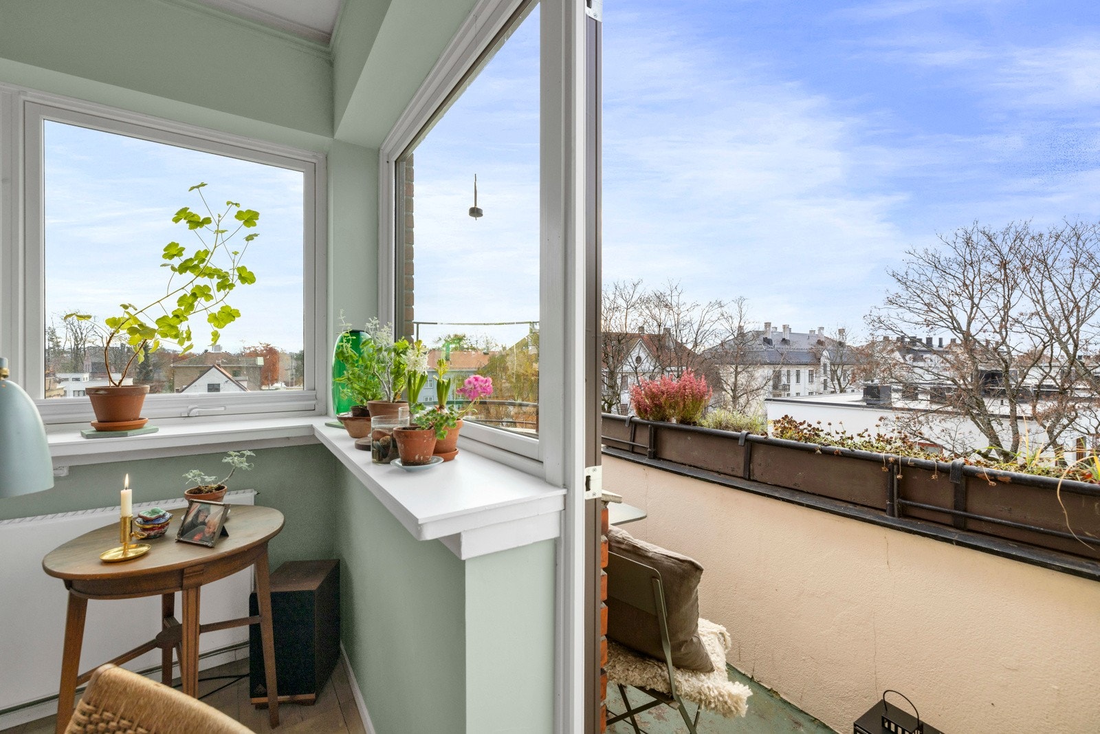 Balkongen ligger vestvendt, har gode solforhold og et areal på ca. 3,5 kvm. Galleribilde