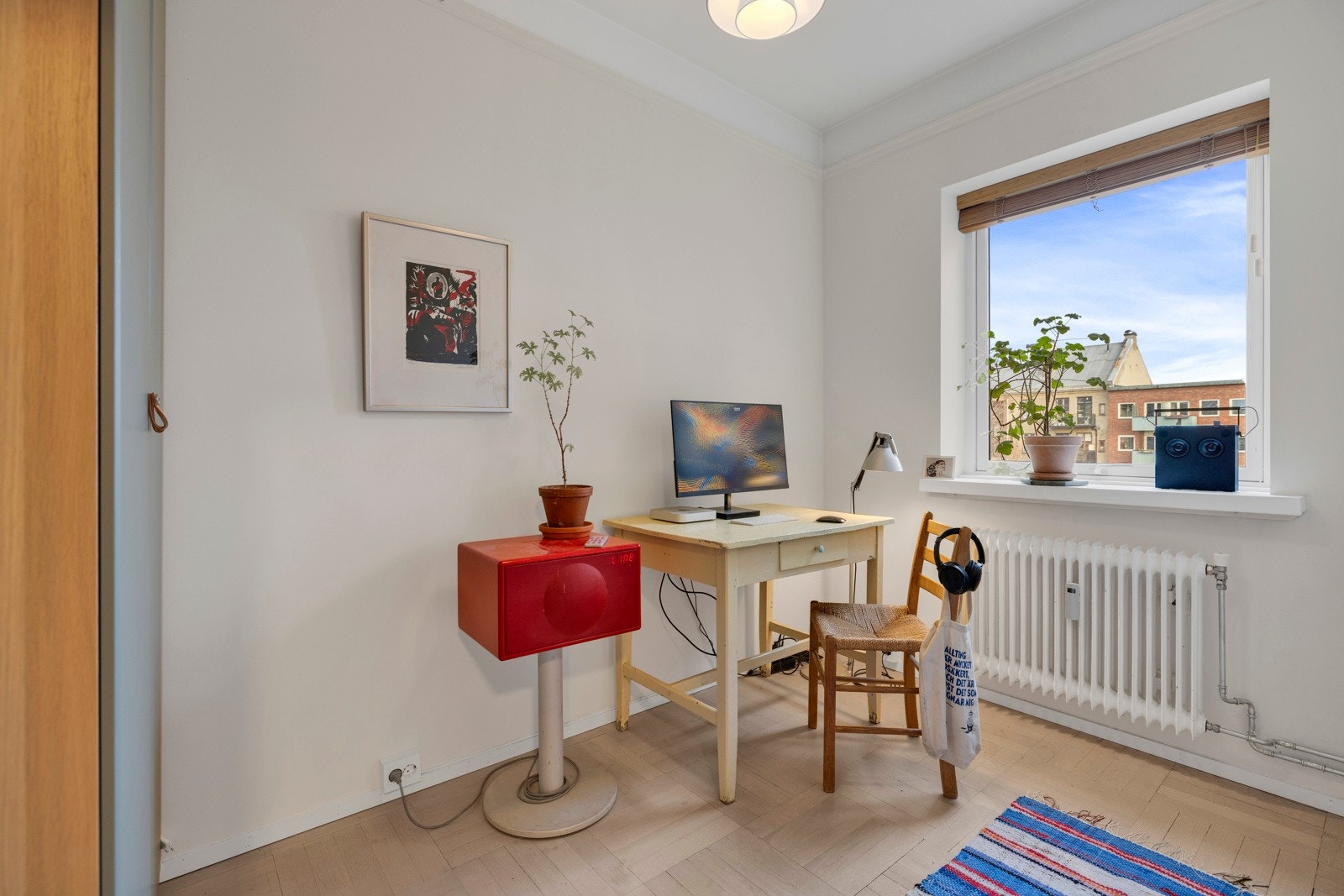 Rommene er lyse og luftige med pene overflater. Det er god luft mellom byggene, som gir fint utsyn og lite innsyn. Galleribilde