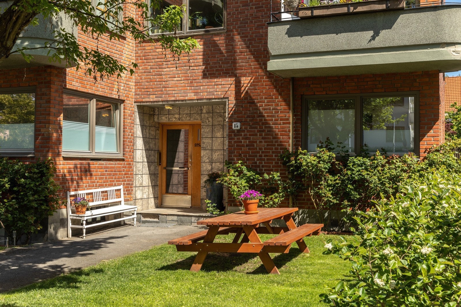 Bygården ble bygd i 1938 og er tegnet av arkitekt Ragnvald Tønsager. Bygget står på Byantikvarens gule liste. Galleribilde