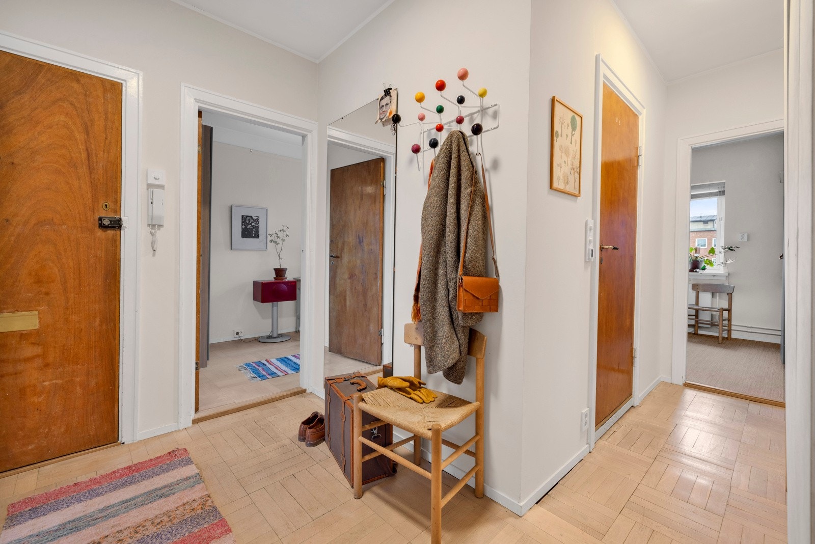 Det er dørtelefon ved ytterdøren. Døren skal skiftes i regi av borettslaget og leiligheten fikk nye vinduer i 2022. Galleribilde